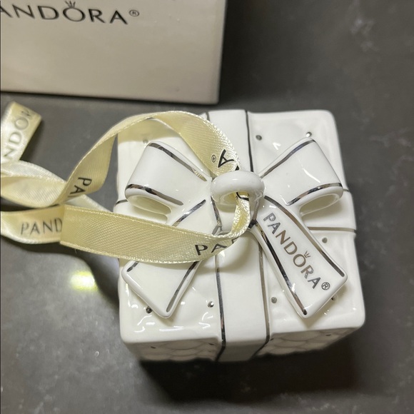 Pandora 2016 Gift Box Ornament with Ribbon
new in box - Picture 4 of 6